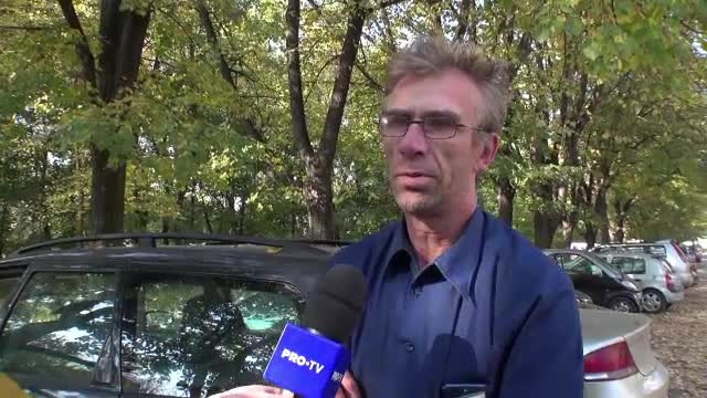 Un bărbat a dormit 9 luni în mașină pentru a fi aproape de fetița lui bolnavă de cancer