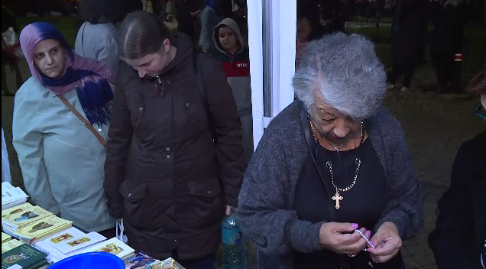 Sătui de stat la coadă, credincioșii veniți la moaștele Sfântului Dumitru s-au îndreptat spre tarabe