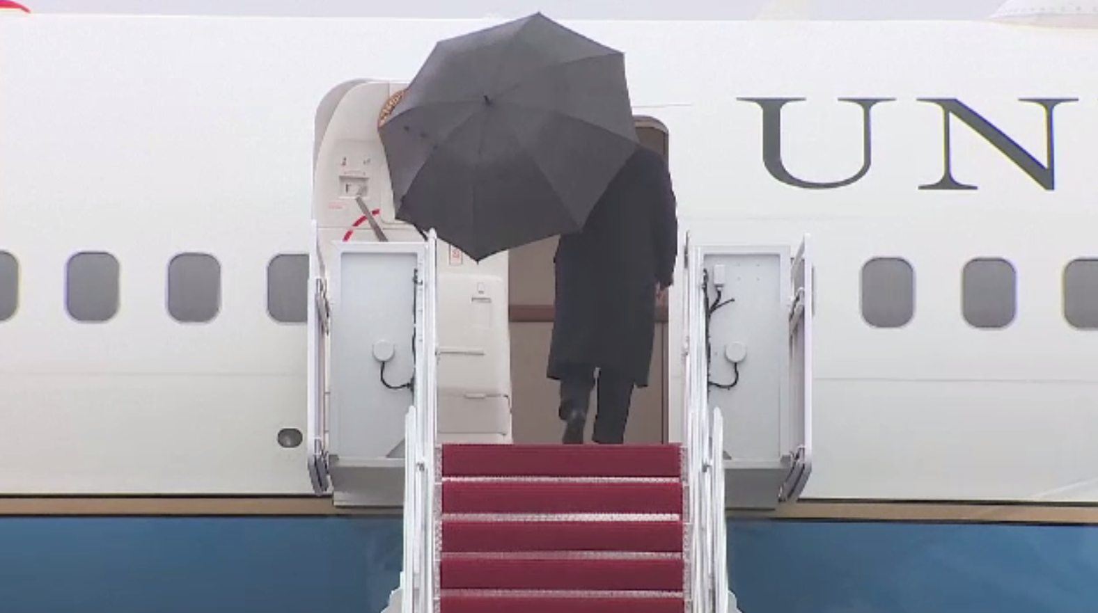 Trump a devenit iar ținta ironiilor în online. Ce a făcut cu o umbrelă la urcarea în avion