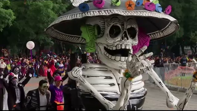 Paradă cu schelete uriaşe, de Ziua Morților, în Mexic. Ideea evenimentului, inspirată dintr-un film