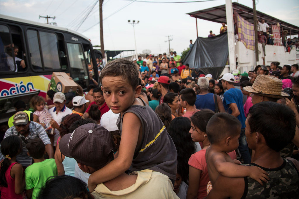 Imagini cutremurătoare. Migranţii latino-americani își continuă drumul spre SUA