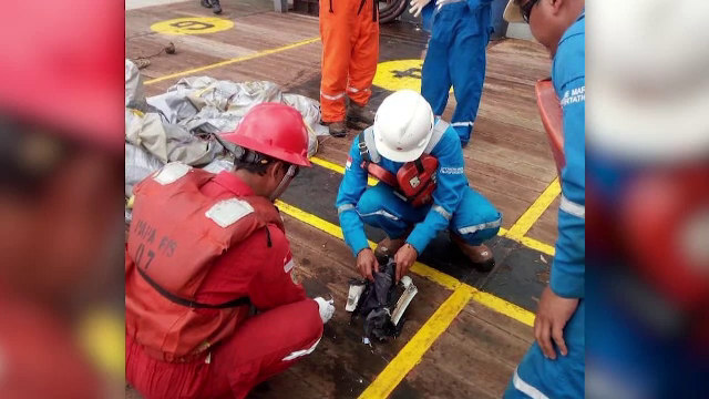 Avionul cu aproape 200 de oameni prăbuşit în Indonezia era nou. Cine erau pilotul și copilotul