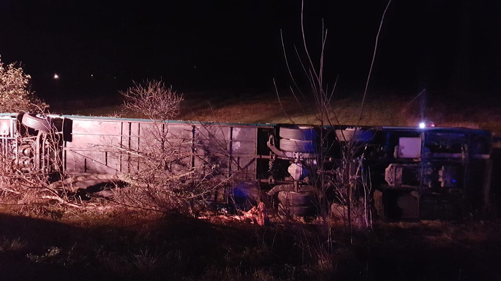 O femeie a murit şi 32 au ajuns la spital după ce un autocar s-a răsturnat în Hunedoara