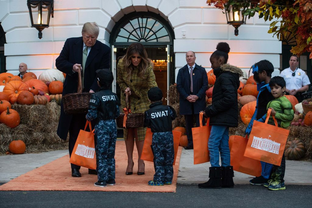 Donald Trump şi Melania au întâmpinat cu ciocolată şi bomboane zeci de copii costumaţi, în vizită la Casa Albă