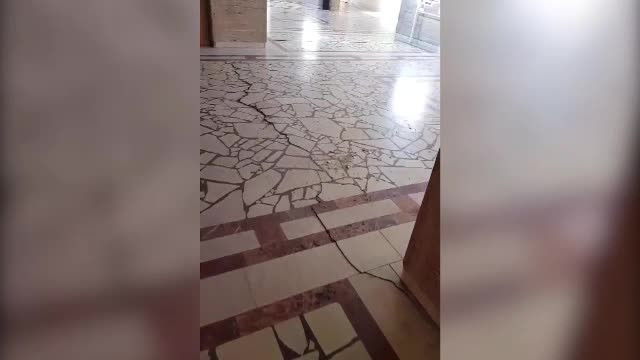 Clădirea afectată puternic de cutremur. Fisuri uriaşe descoperite de studenţi