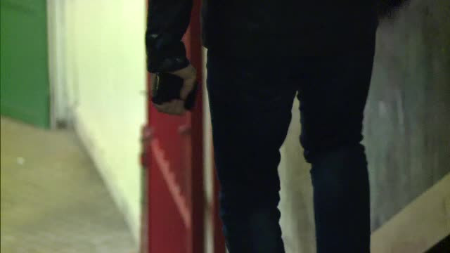 Bărbatul care a scos pistolul la metrou, prins în altă staţie. Ce arme avea la el