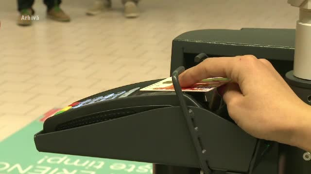 80% dintre români folosesc cardul o dată pe lună. Ce fac cu el în acea zi