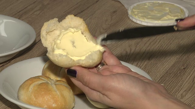 Riscurile la care se expun românii care mănâncă margarină dimineața. Aleșii vor să ia măsuri