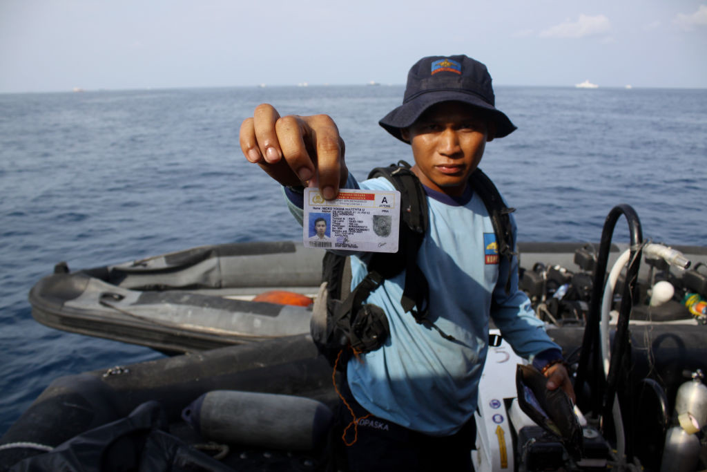 Au fost recuperate primele trupuri de la locul prăbuşirii avionului indonezian