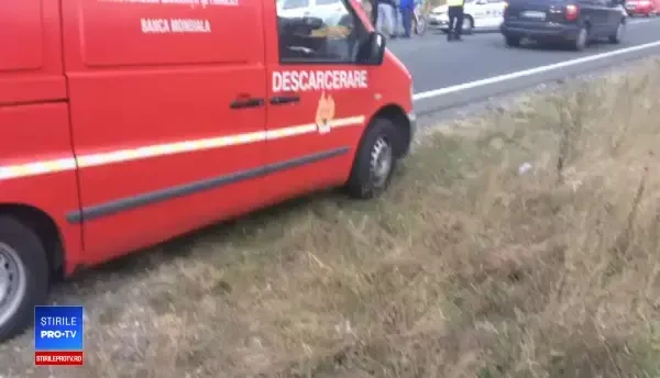 O persoană a murit şi 23 au ajuns la spital după ce un autocar s-a răsturnat în Hunedoara