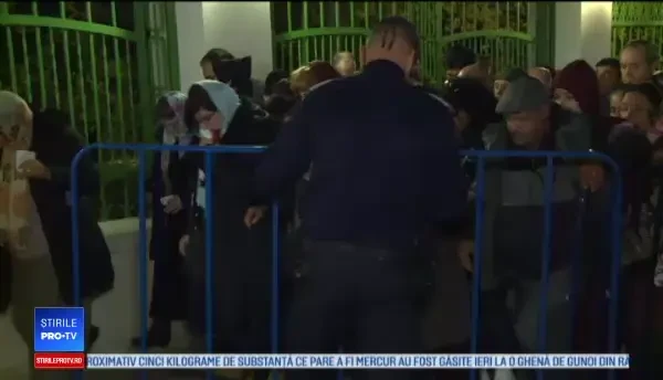Sătui de stat la coadă, credincioșii veniți la moaștele Sfântului Dumitru s-au îndreptat spre tarabe