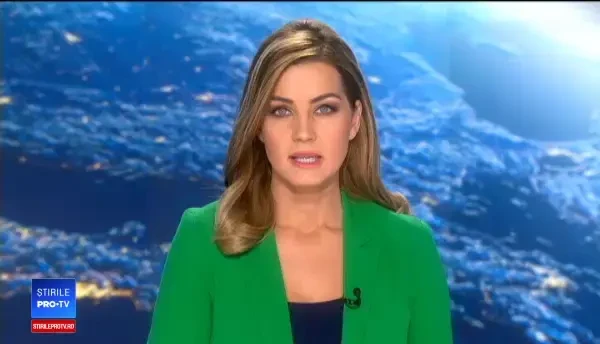 Doi cai au fost filmați în timp ce mâncau dintr-un tomberon, într-un cartier din Brăila