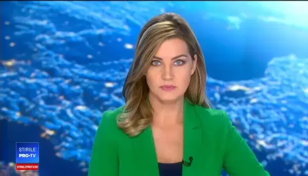 Un bărbat a căzut într-un pârâu îngheţat şi era să moară. Cine l-a salvat