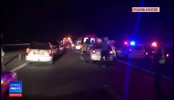 Accident cu 6 maşini, pe A1. Doi oameni au ajuns la spital