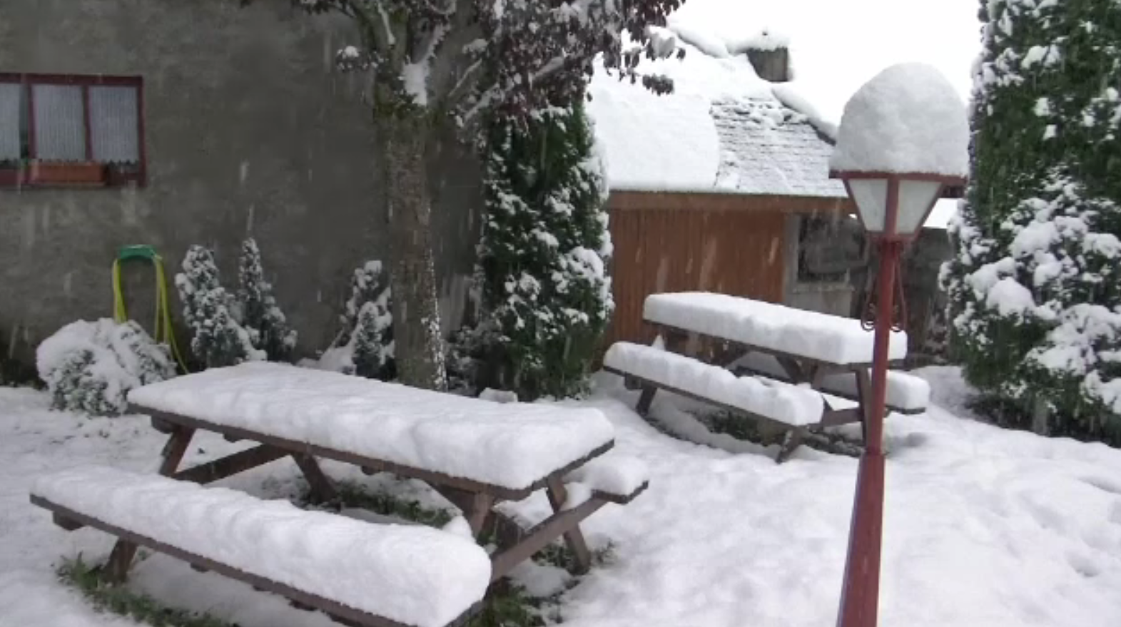 Românii se bucură de vreme călduroasă, în timp ce zone din Europa sunt invadate de ninsori