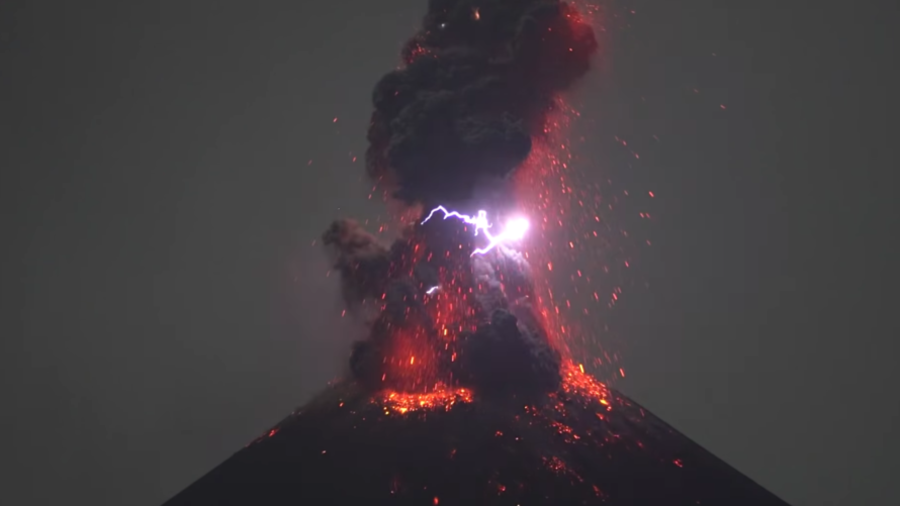 Spectacol de lumini creat de erupția unui vulcan. Acest fenomen este extrem de rar. VIDEO