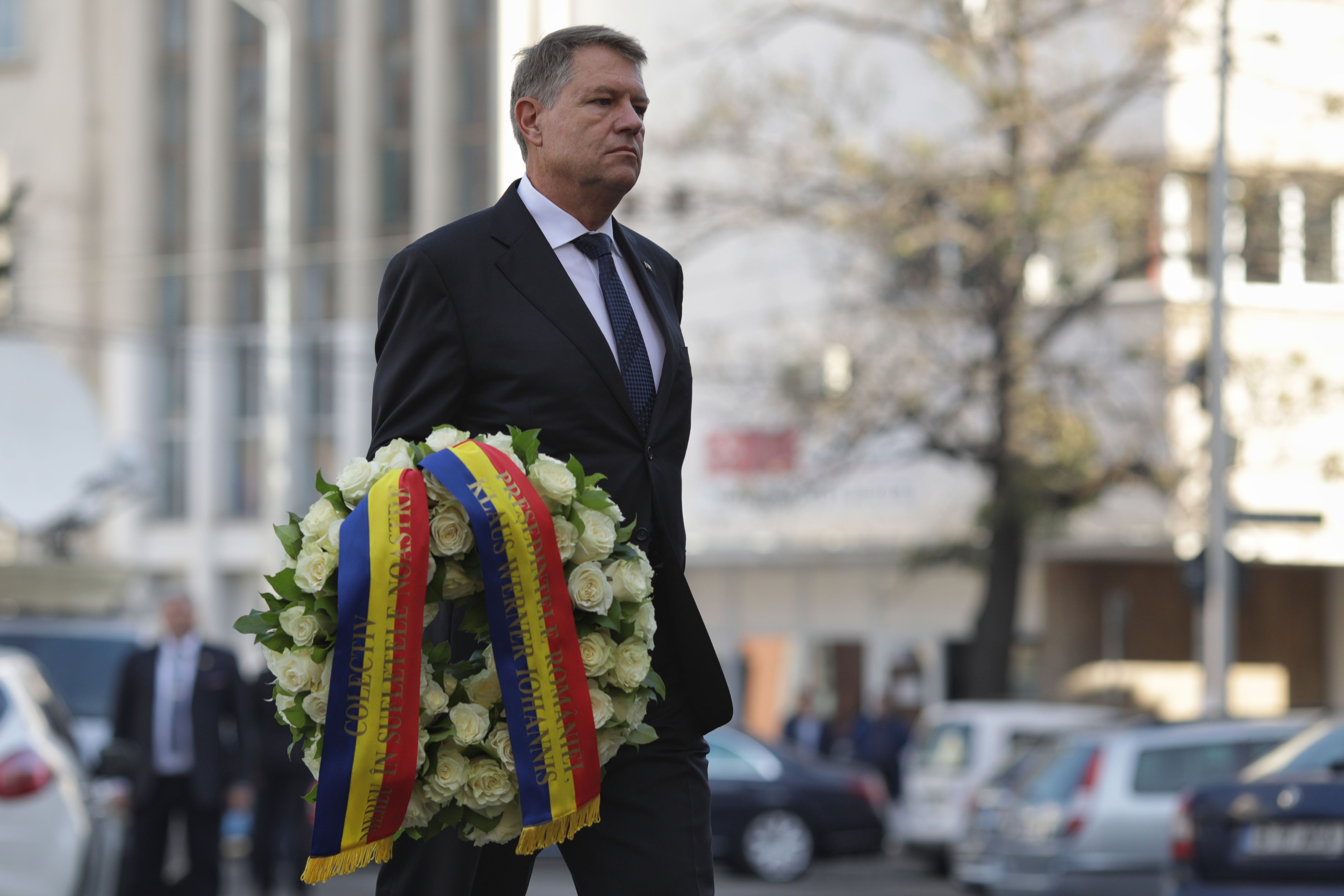 Klaus Iohannis a depus o coroană de flori în memoria victimelor de la Colectiv