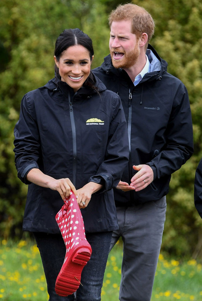 Prinţul Harry şi ducesa Meghan, într-un concurs de aruncat cizme. Cine a câştigat