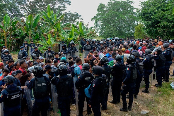 Scene ireale cu mii de migranți în drum spre SUA. S-au rugat în genunchi după ce au trecut un râu. "Oameni foarte răi"