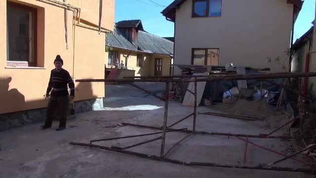 Doi meşteri au pus o schelă pe casă şi apoi au căzut cu ea. "Unul se văita de picioare şi altul de cap"