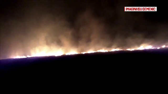 Operațiune dificilă pentru stingerea unui incendiu de vegetație, la Caraș Severin