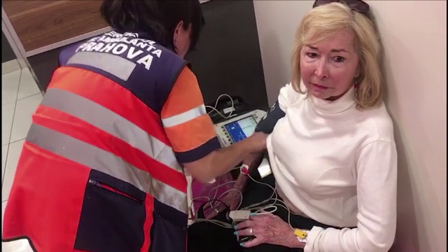 O turistă din SUA, venită în vacanţă în România, a rămas blocată o oră într-o toaletă din Ploieşti