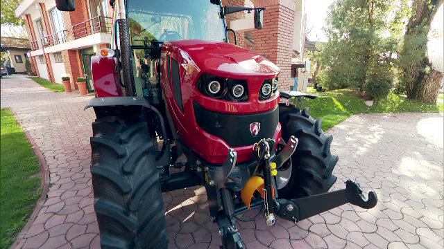 Cât costă primul tractor sută la sută românesc. „Ai climă, ai muzică”