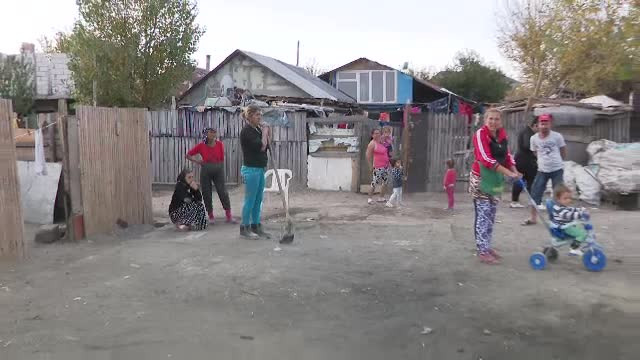 "India", cartierul din Bucureşti unde oamenii trăiesc fără apă, curent sau canalizare. "Nu poţi să ai o ţoală frumoasă"