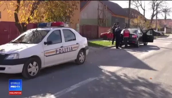 Doi meşteri au pus o schelă pe casă şi apoi au căzut cu ea. "Unul se văita de picioare şi altul de cap"