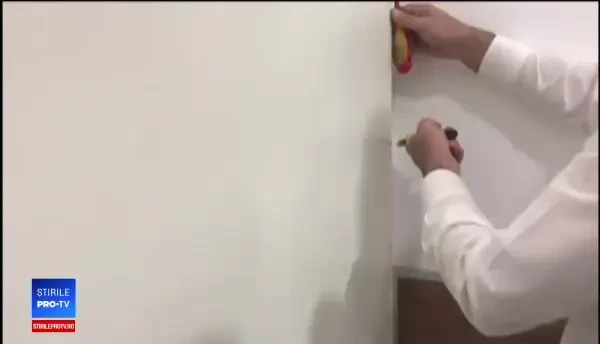 O turistă din SUA, venită în vacanţă în România, a rămas blocată o oră într-o toaletă din Ploieşti