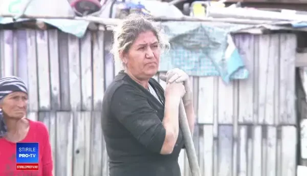 "India", cartierul din Bucureşti unde oamenii trăiesc fără apă, curent sau canalizare. "Nu poţi să ai o ţoală frumoasă"