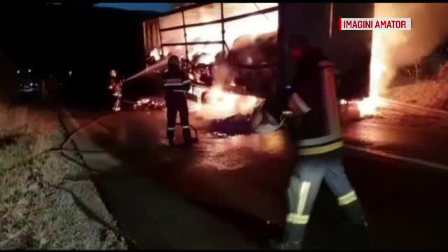 Un TIR încărcat cu 11 de tone de ceai a luat foc în Caraș-Severin