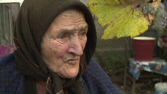 La 92 de ani s-a închis o zi in cotet cu porcii: ”Sunt femeie de razboi si acum sa vina după porci? Ii mananc!”