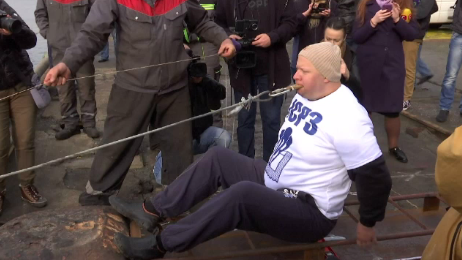 Recordul obținut de un ucrainean care a tras un vas de 614 tone cu dinții