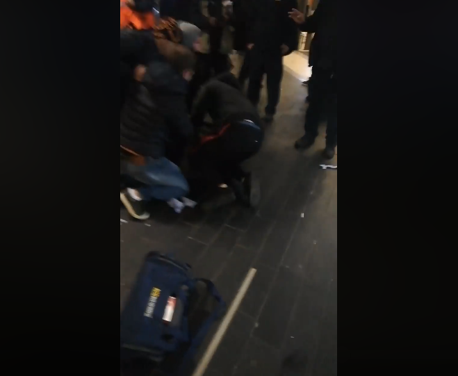 Un bărbat care lovea oamenii cu un ciocan în Londra, pus la pământ de un grup de români și predat poliției