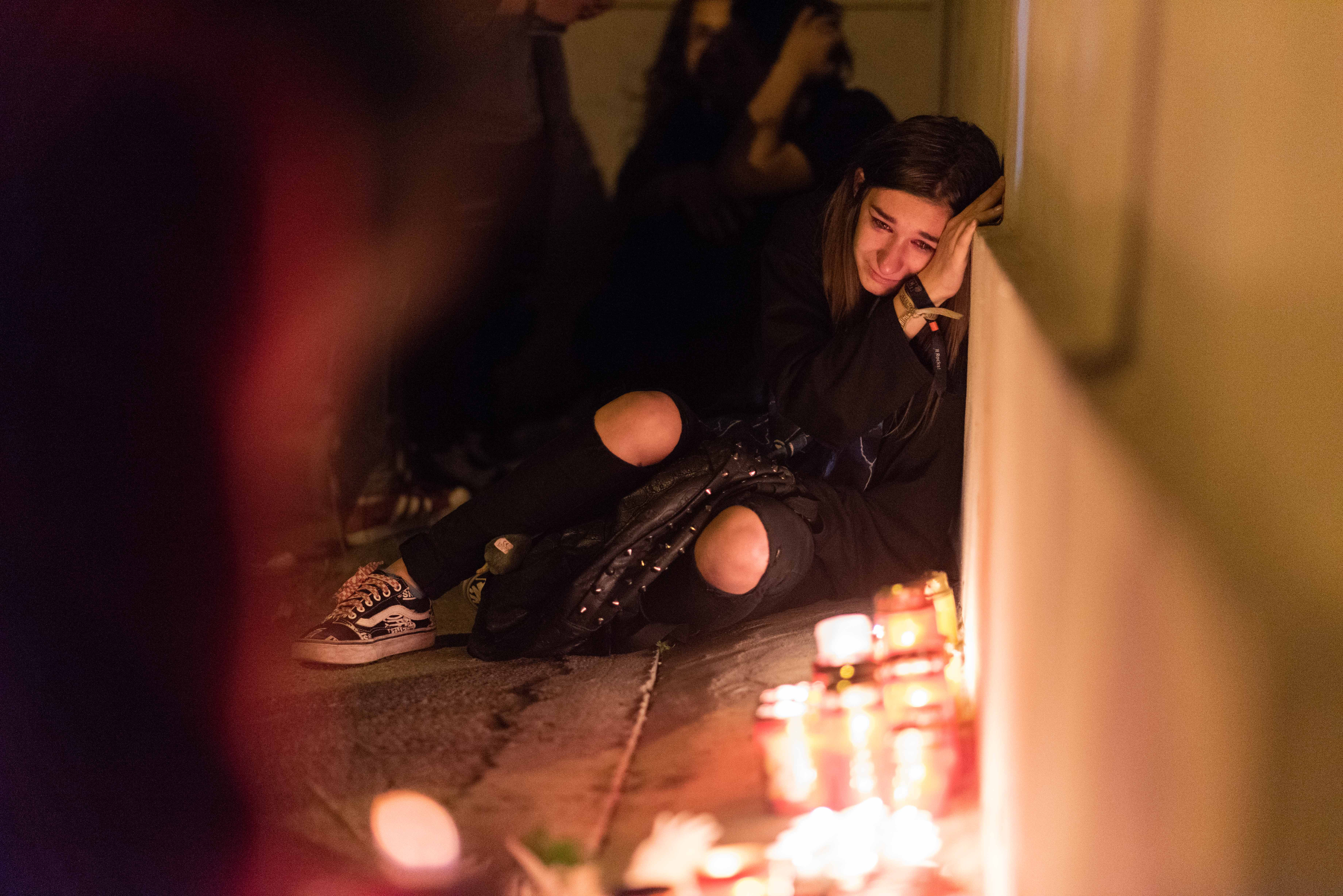 Durerea nu ia sfârșit. Persoane, în lacrimi la altarul Colectiv