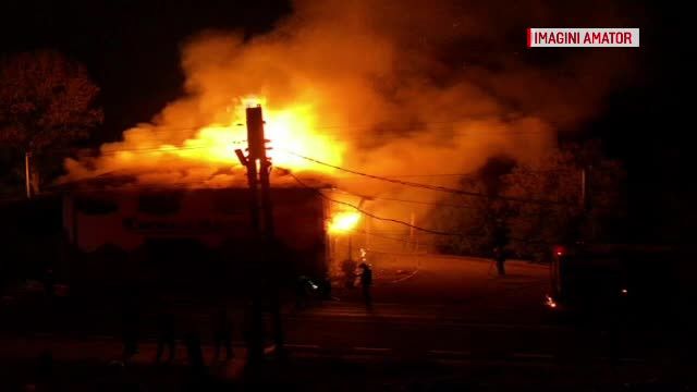 Incendiu puternic la o pensiune din județul Buzău. Angajații au reușit să se salveze