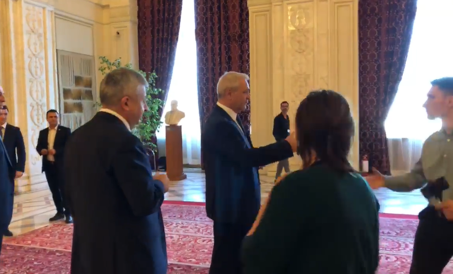 Dragnea, nervos la adresa jurnaliștilor: ”Cum dracu'? Hai, puiule, în baie, că-ți ies poze ca lumea!”