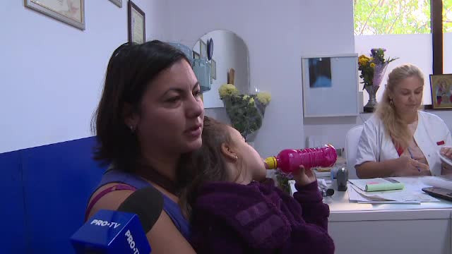 Sute de părinți cer materie mai simplificată la școală. O mamă a ajuns cu fetița la psiholog