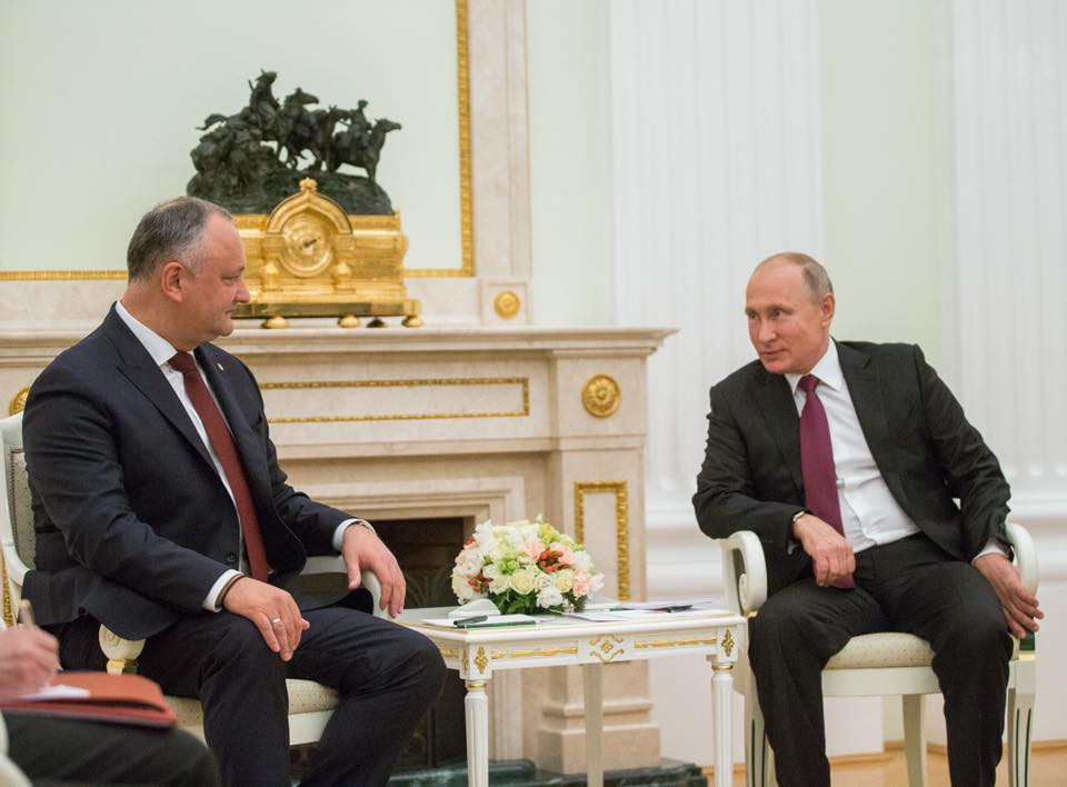 Preşedintele Moldovei, în vizită la Putin. Va primi cadou 11 maşini ruseşti