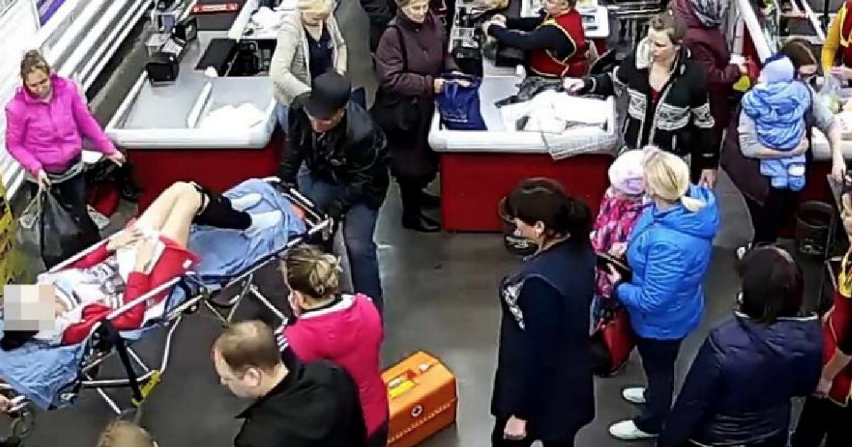 O femeie a născut la supermarket, chiar în faţa casei de marcat. Reacţia vânzătoarei
