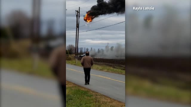 Momentul în care un elicopter loveşte cablurile de înaltă tensiune. Ce au păţit pasagerii