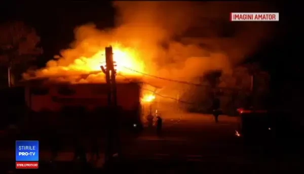 Incendiu puternic la o pensiune din județul Buzău. Angajații au reușit să se salveze