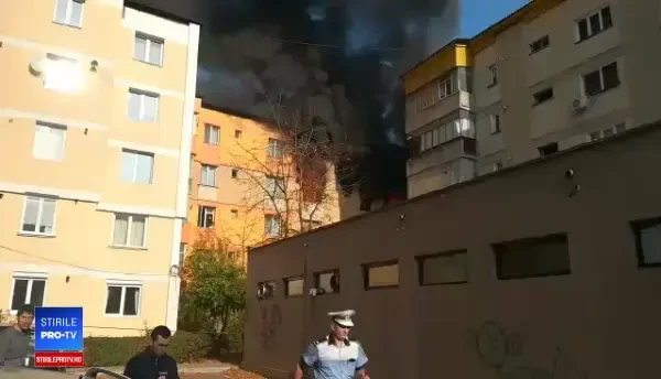 Explozie la un bloc de locuinţe din Piatra-Neamț. Ar exista persoane blocate