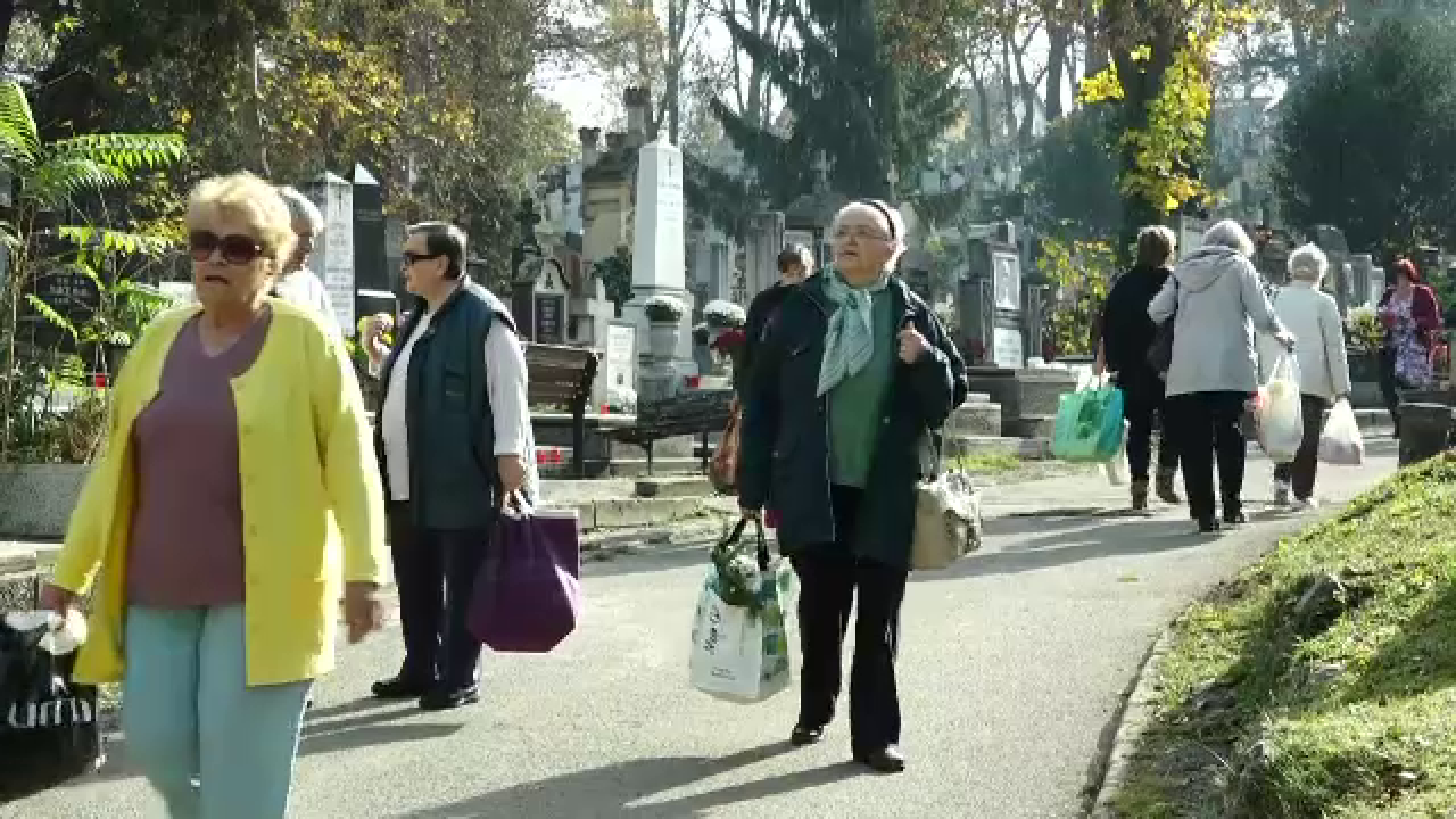 Credincioșii din Banat și Ardeal sărbătoresc ”Luminăția”. Cimitirele, vizitate de oameni