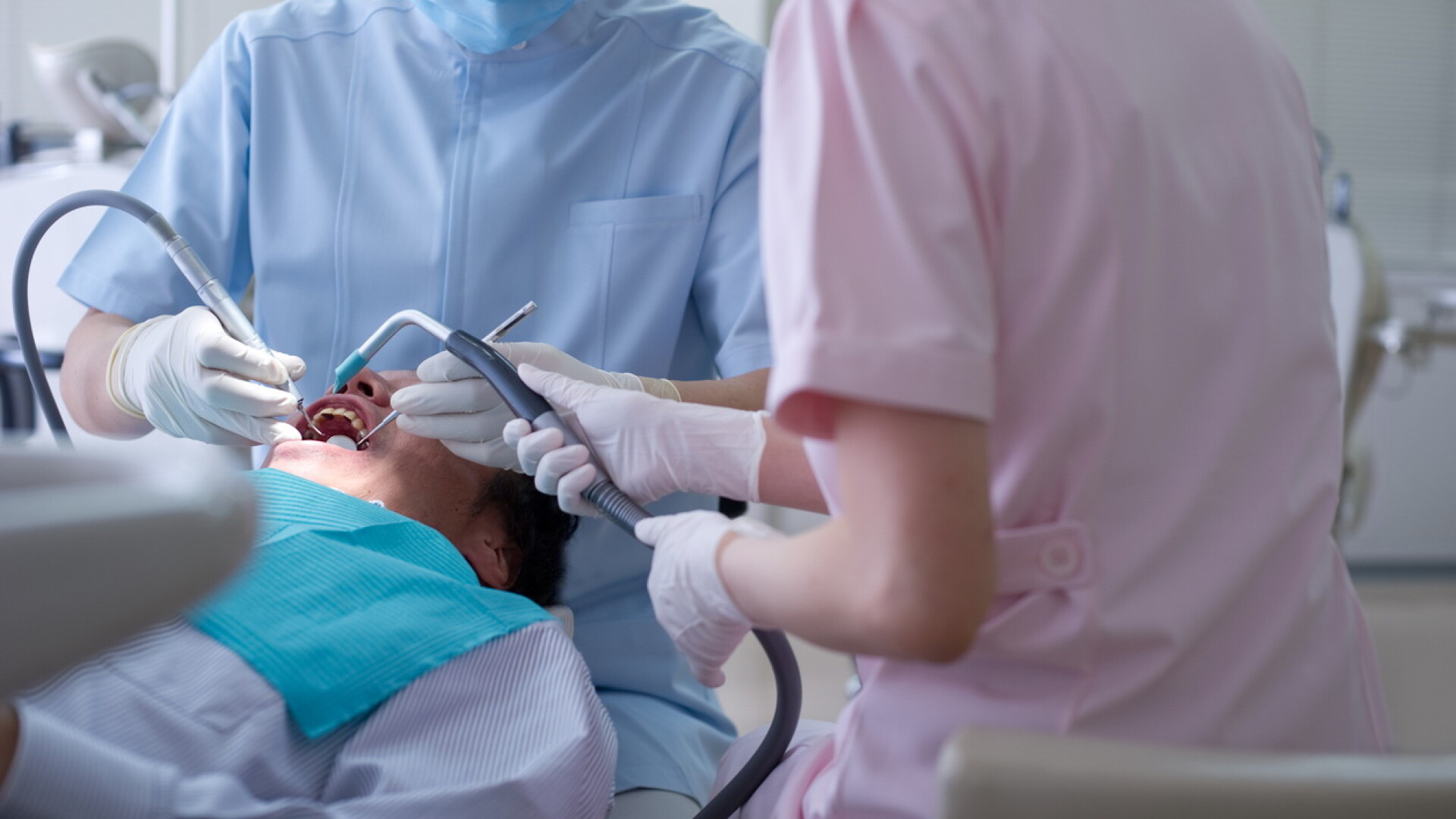 Dinţii permanenţi încep să crească încă din viaţa uterină. Cum avem grijă de dantura copilului