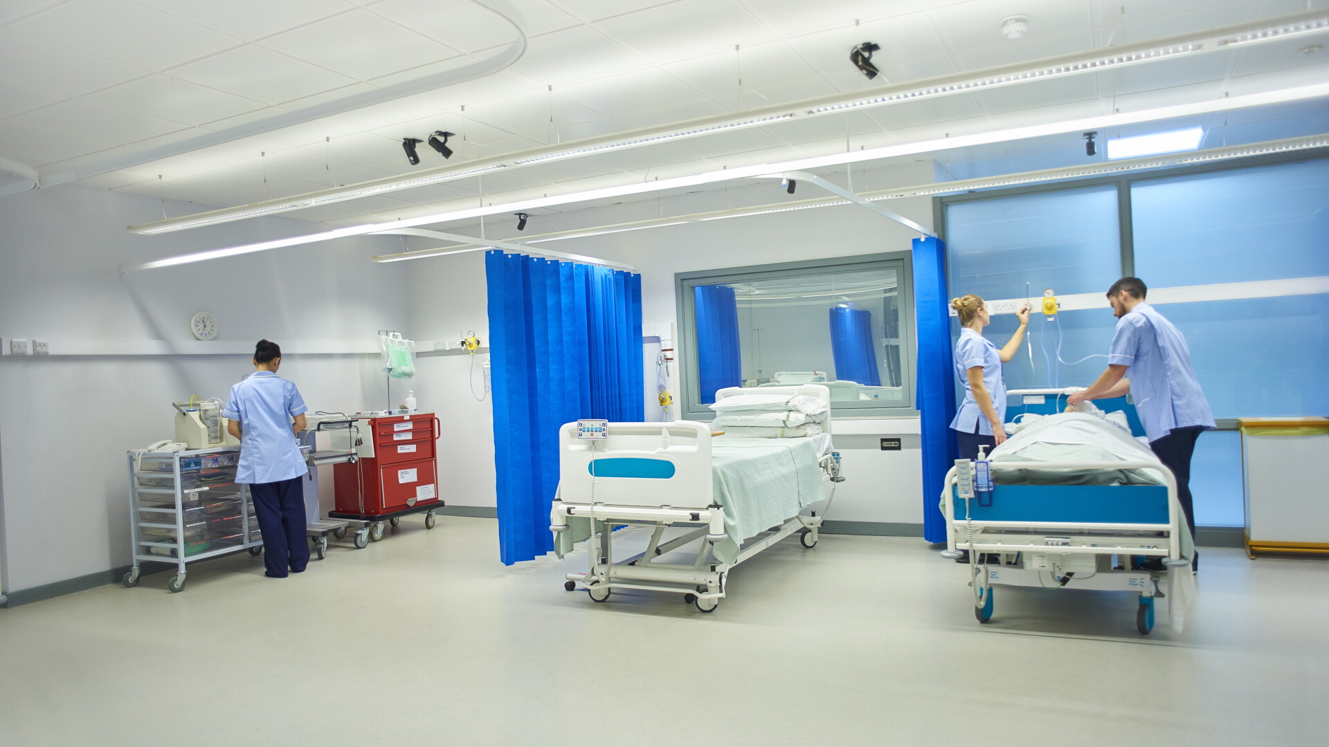 Toate spitalele de stat și private, obligate să instaleze butoane de panică și camere video în fiecare salon