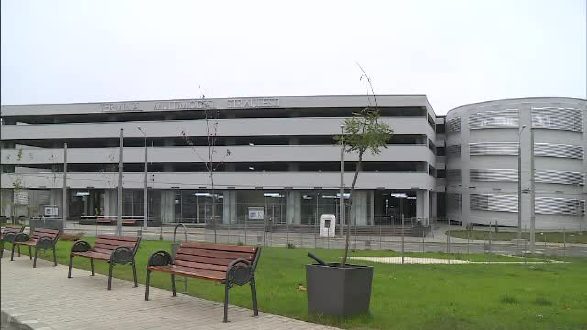 Prima parcare intermodală e gata, dar stă închisă. Autoritățile ar aștepta alegerile