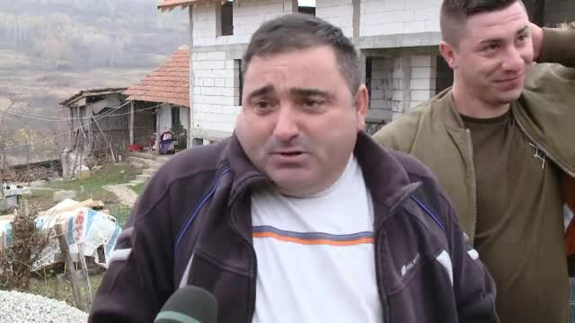 Satenii care au facut 100 de porci sa dispara peste noapte. ”Au zburat in padure”