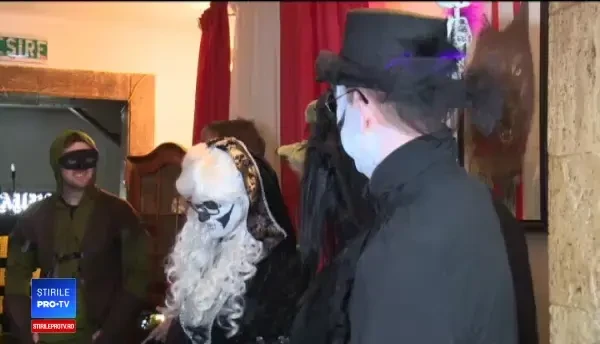 Străinii au petrecut Halloween-ul la Castelul Dracula. În ce a constat meniul ”draculist”